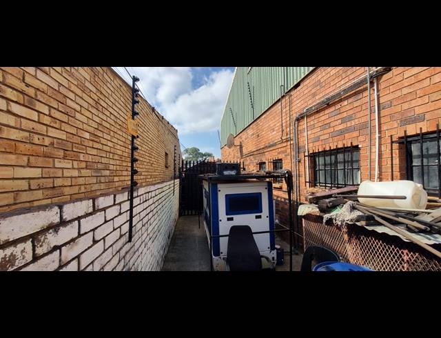 600M² WAREHOUSE FOR SALE IN KRUGERSDORP CENTRAL